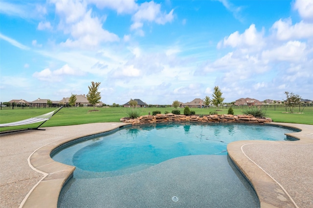 view of swimming pool featuring a lawn