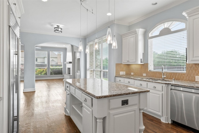 10918 Alta Vista Dr, Frisco, TX 75033 - kitchen featuring plenty of natural light, a sink, a kitchen island, arched walkways, and appliances with stainless steel finishes