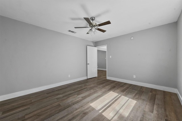 unfurnished room with dark wood-type flooring and ceiling fan