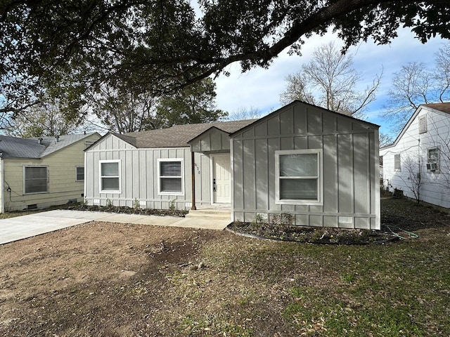 view of front facade featuring a front lawn