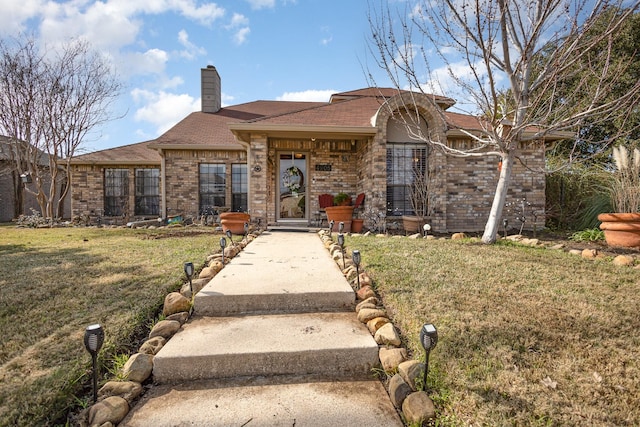 view of front of home featuring a front lawn