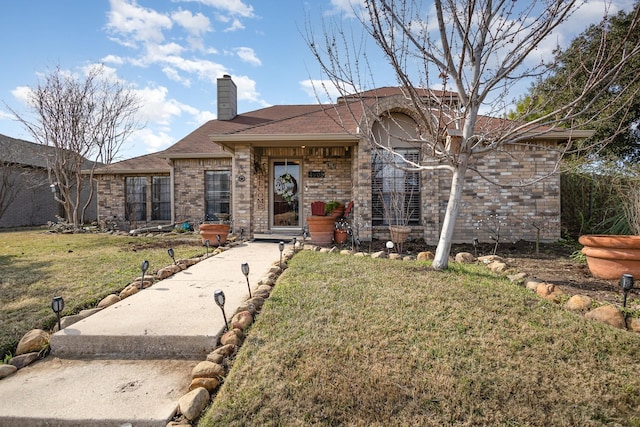 view of front of property featuring a front yard