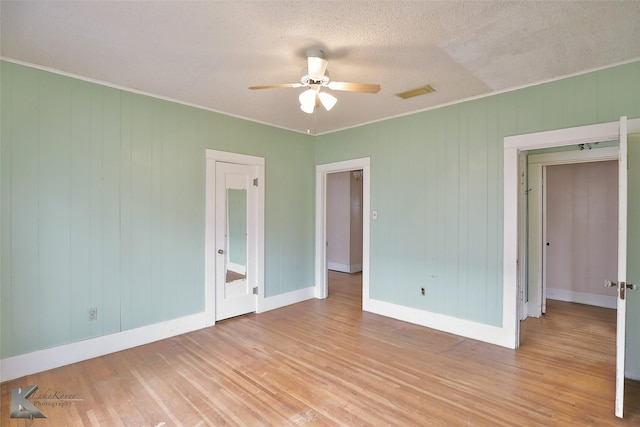 unfurnished bedroom with ceiling fan, a textured ceiling, and light hardwood / wood-style flooring