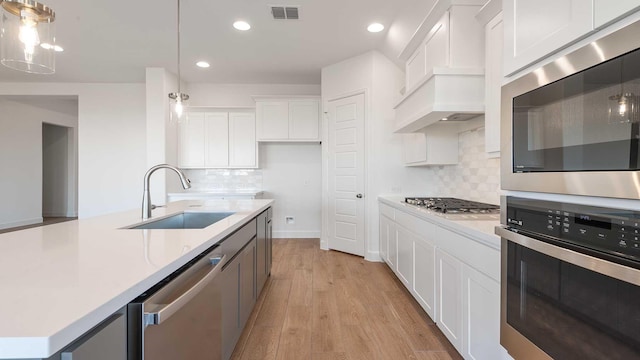 4601 Timberdrift St, Midlothian, TX 76065 - kitchen featuring stainless steel appliances, a sink, backsplash, light countertops, and recessed lighting