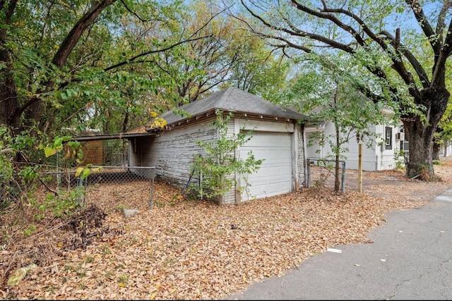 view of side of property featuring an outdoor structure and a garage