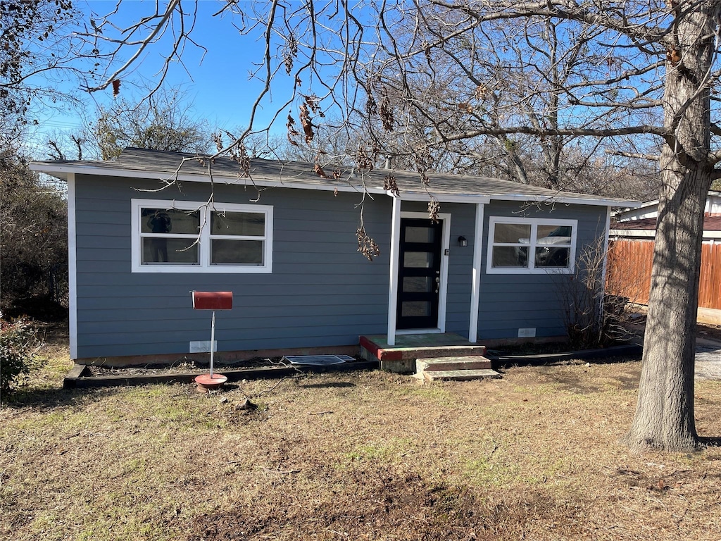 view of front of home featuring a front yard