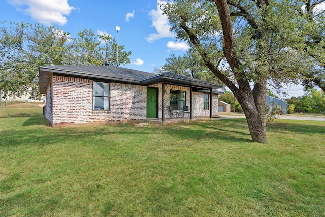 view of front of house featuring a front yard