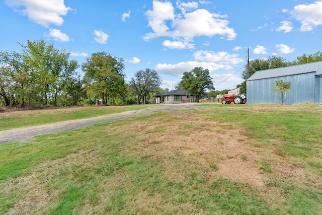 view of yard featuring an outdoor structure