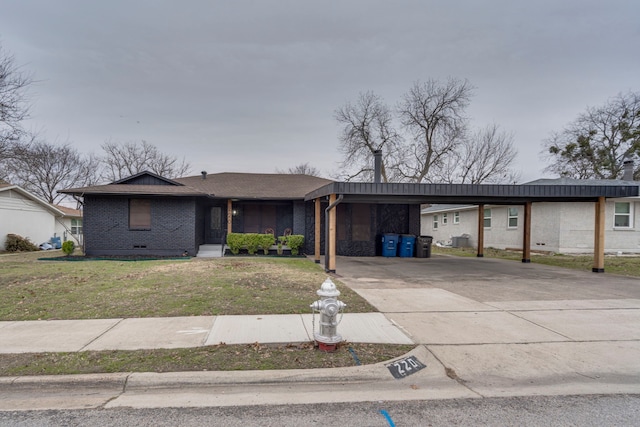 single story home featuring a front lawn