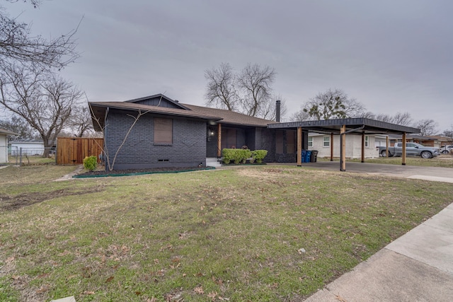 ranch-style home featuring a front lawn