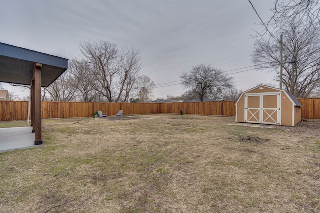 view of yard featuring a storage shed