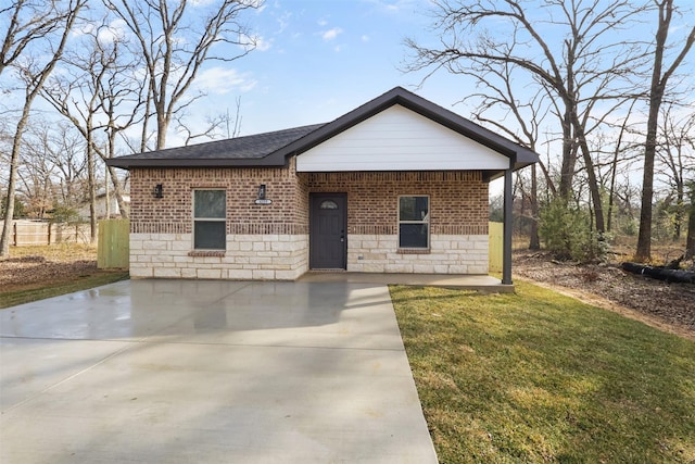 view of front of home featuring a front yard