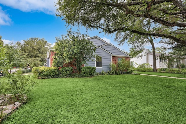 view of front of property featuring a front lawn