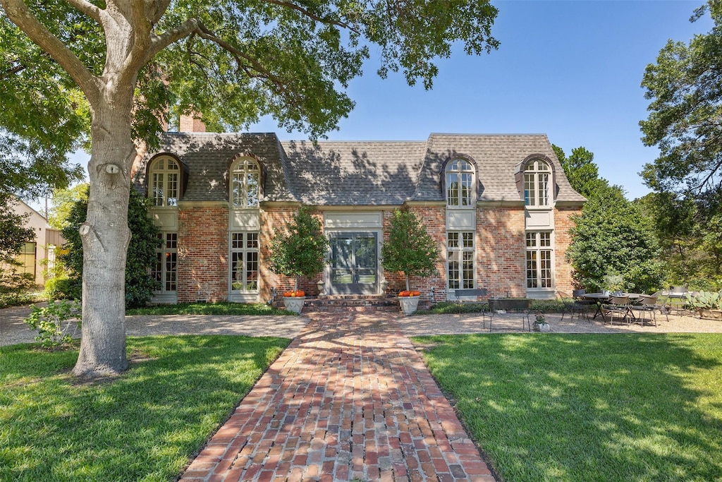 view of front facade featuring a front yard and a patio