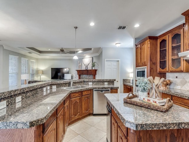 kitchen with sink, stainless steel appliances, a kitchen island, and decorative backsplash