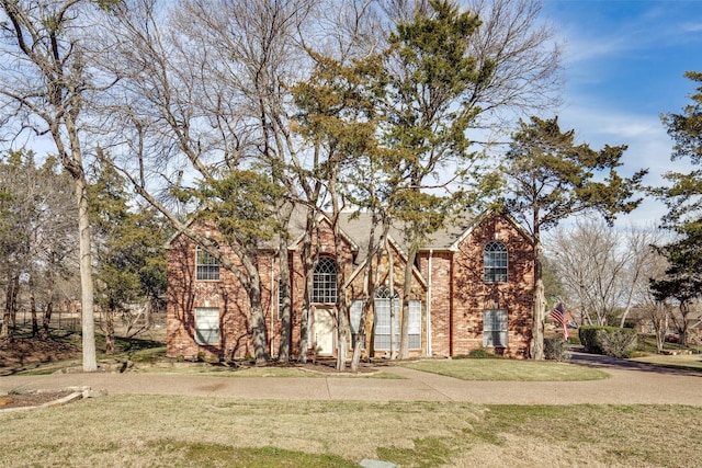 view of front of home featuring a front yard