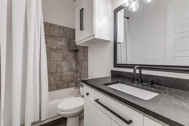 full bathroom featuring shower / bath combo with shower curtain, toilet, and vanity