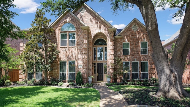 view of front facade featuring a front yard