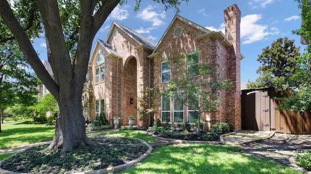 view of front of house with a front yard