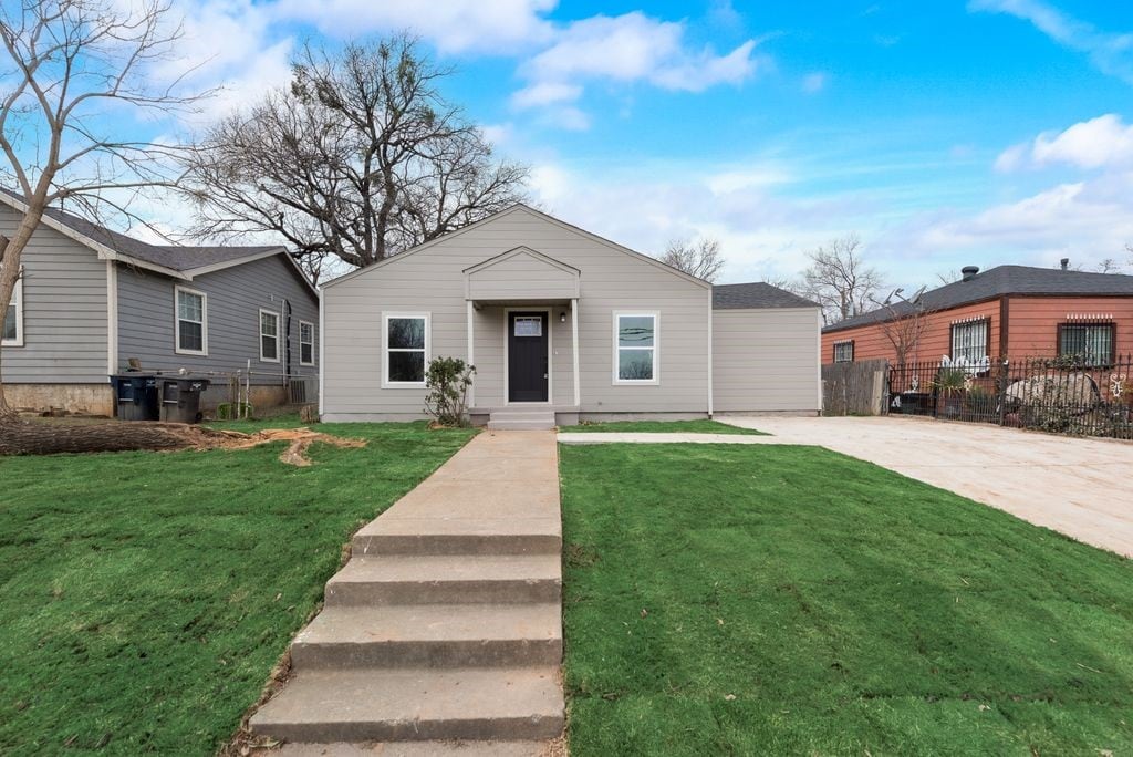 view of front of property with a front yard