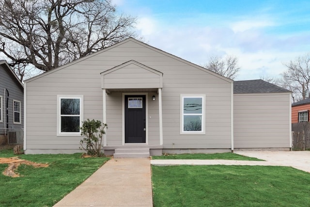 view of front of property featuring a front yard