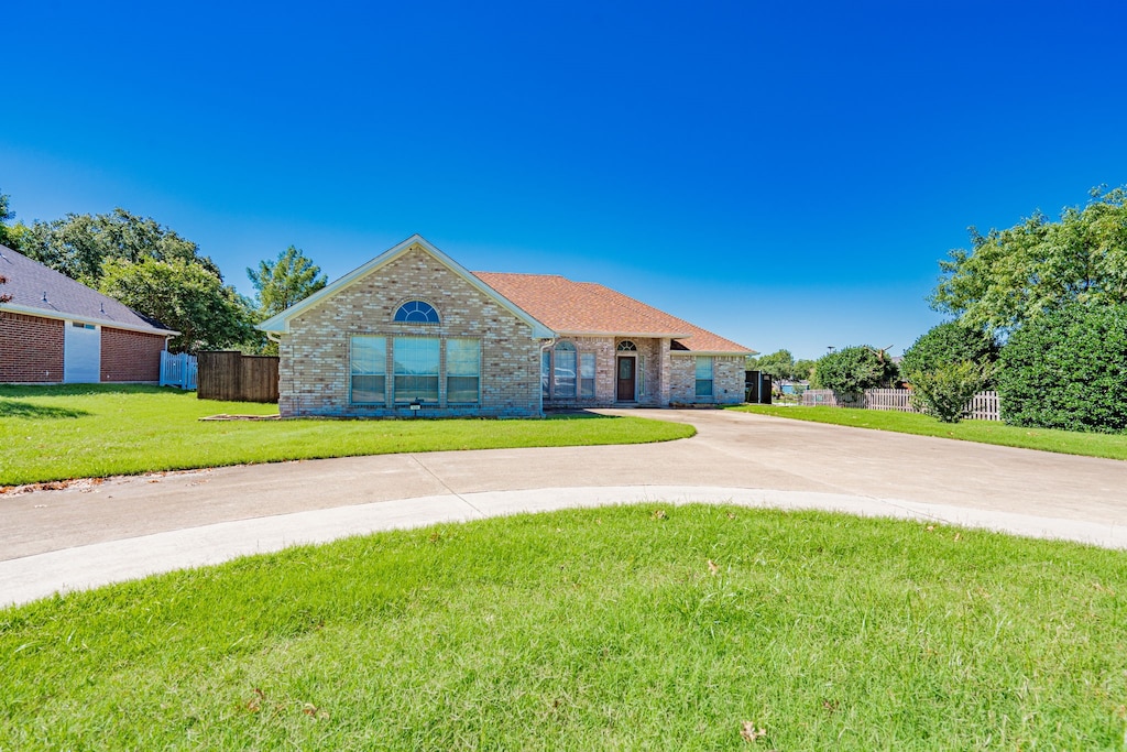 ranch-style house featuring a front lawn