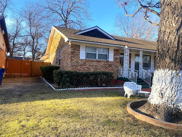 view of front of house featuring a front lawn