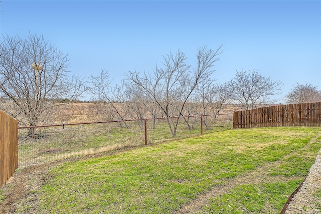 view of yard featuring a rural view