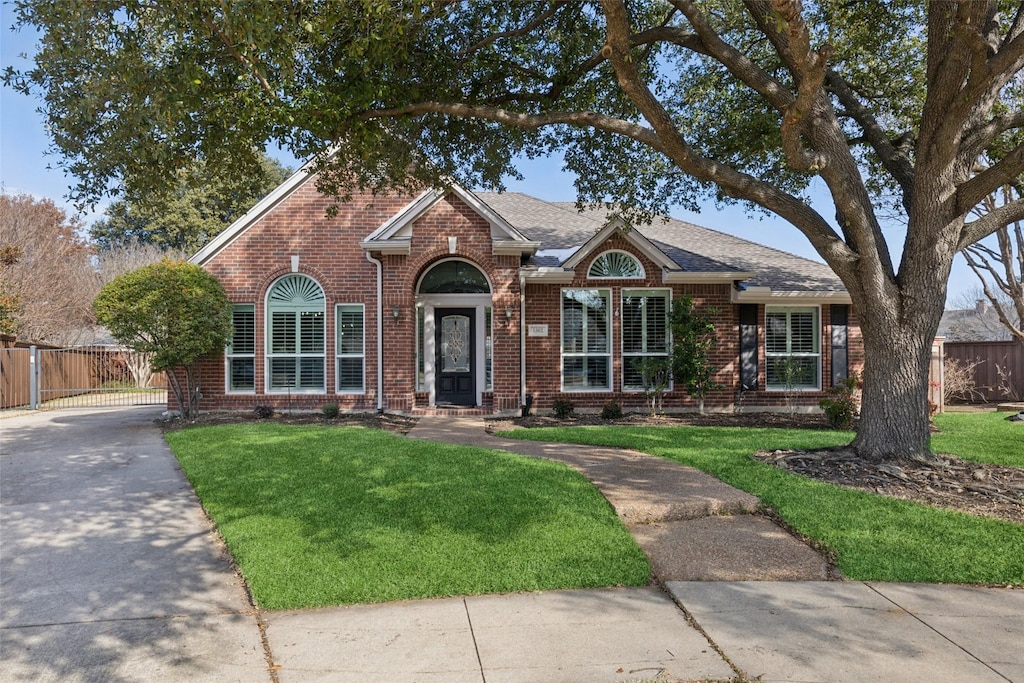 single story home with a front lawn