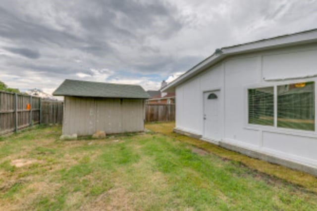 view of yard featuring a storage shed