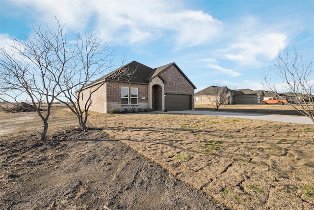 view of front of property featuring a front lawn and a garage