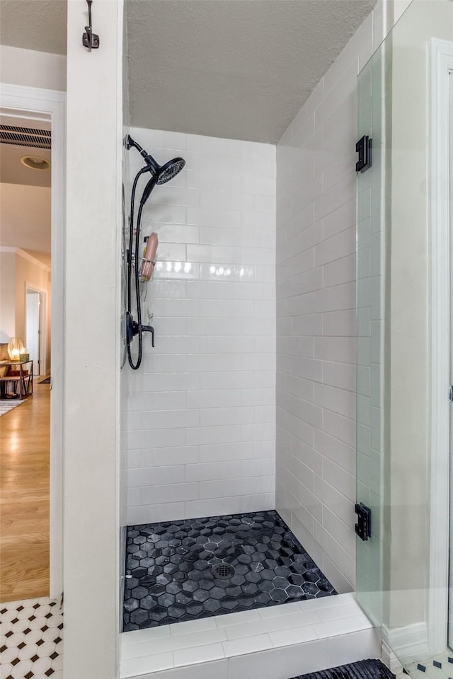 bathroom featuring a tile shower