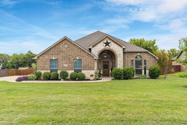 view of front facade featuring a front yard