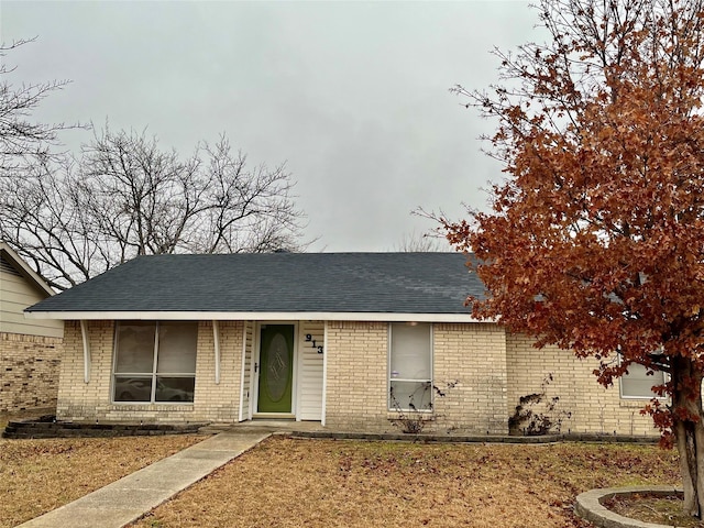 view of front facade with a front yard