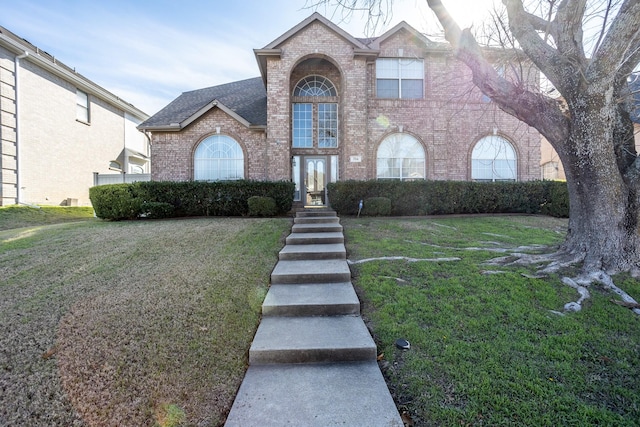 view of front of property featuring a front lawn