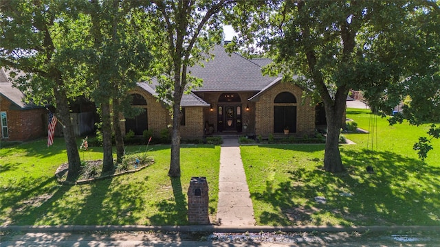 view of front of home featuring a front lawn