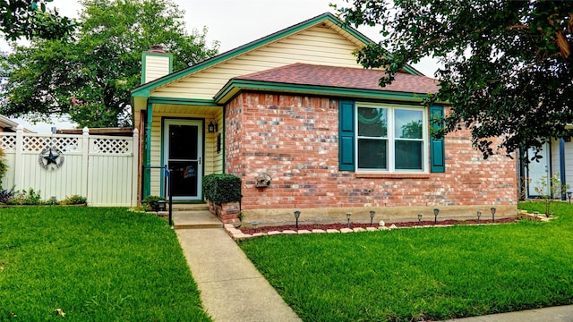 view of front facade with a front yard