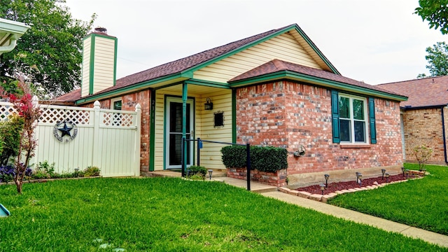 view of front of house featuring a front yard