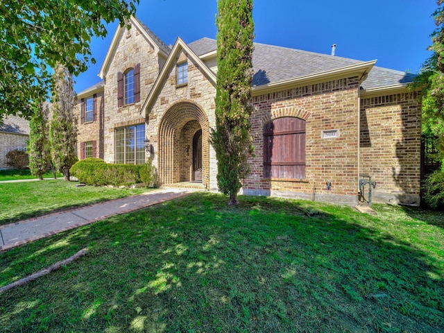 view of front of home featuring a front yard