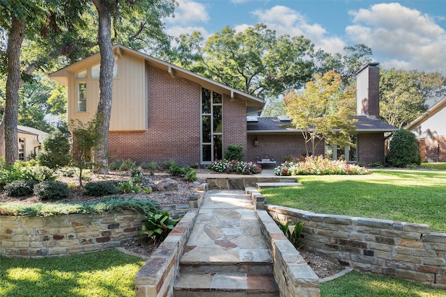 view of front of property featuring a front lawn