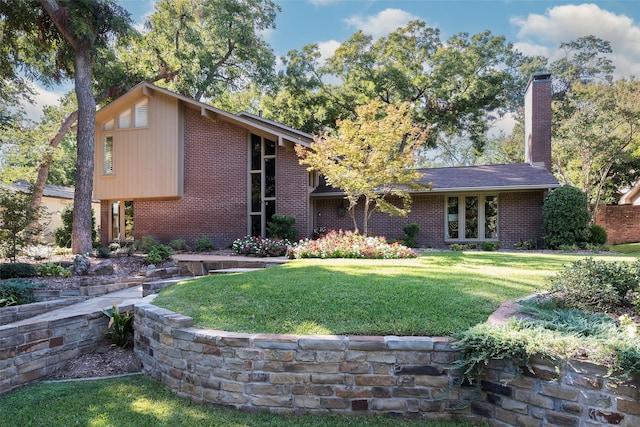 view of front facade featuring a front lawn