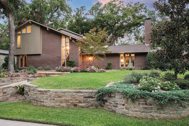 view of front facade with a yard