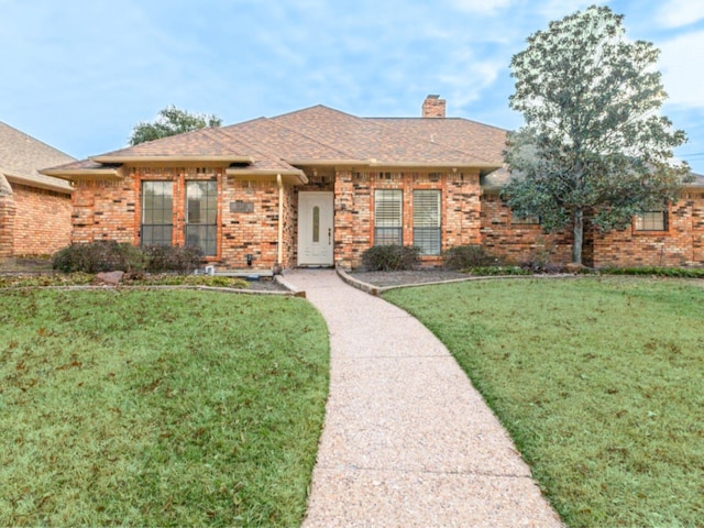 view of front facade featuring a front yard