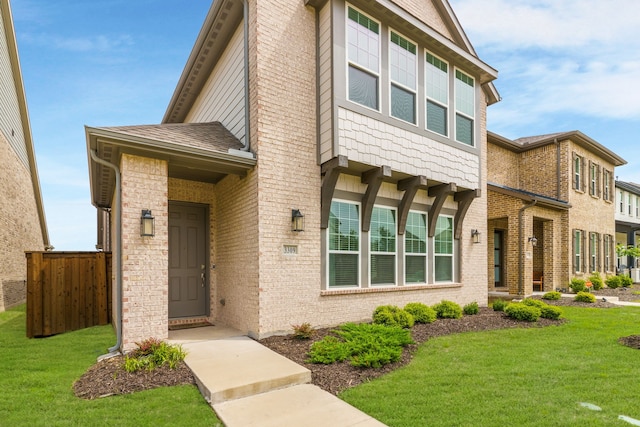 view of front of property featuring a front yard