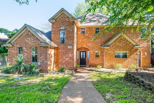 front facade featuring a front yard