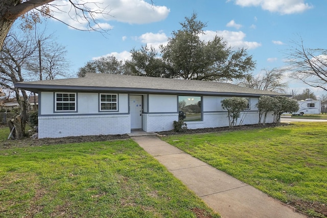 single story home featuring a front lawn