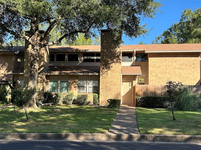 view of front of house featuring a front lawn