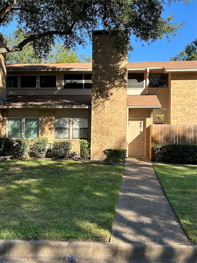 view of front facade featuring a front lawn