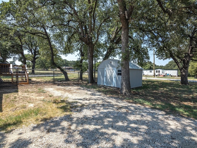 view of yard with a storage shed