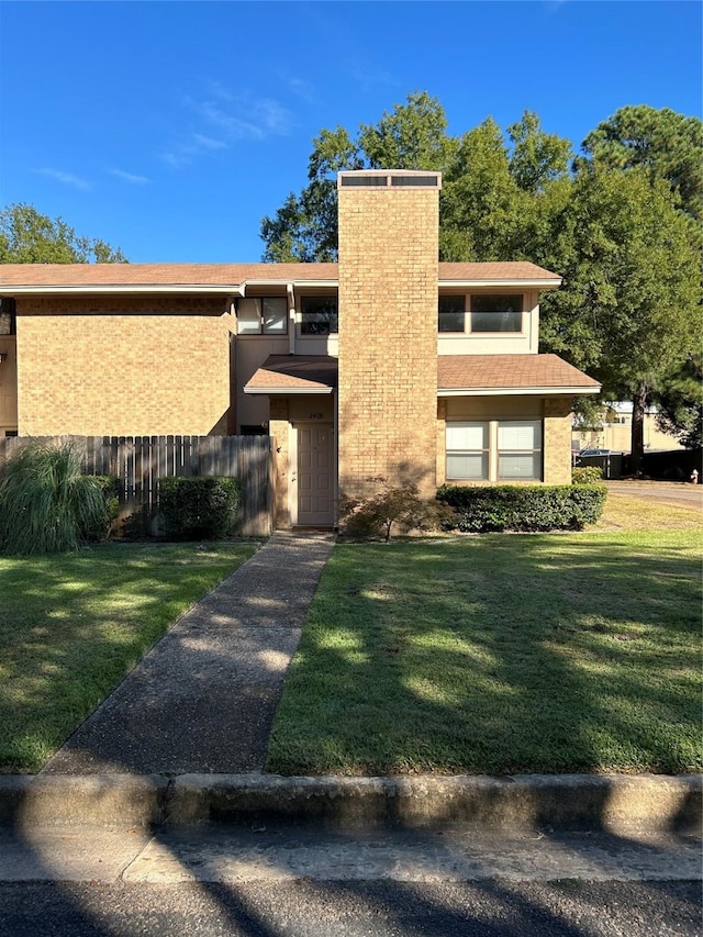 view of front facade featuring a front lawn